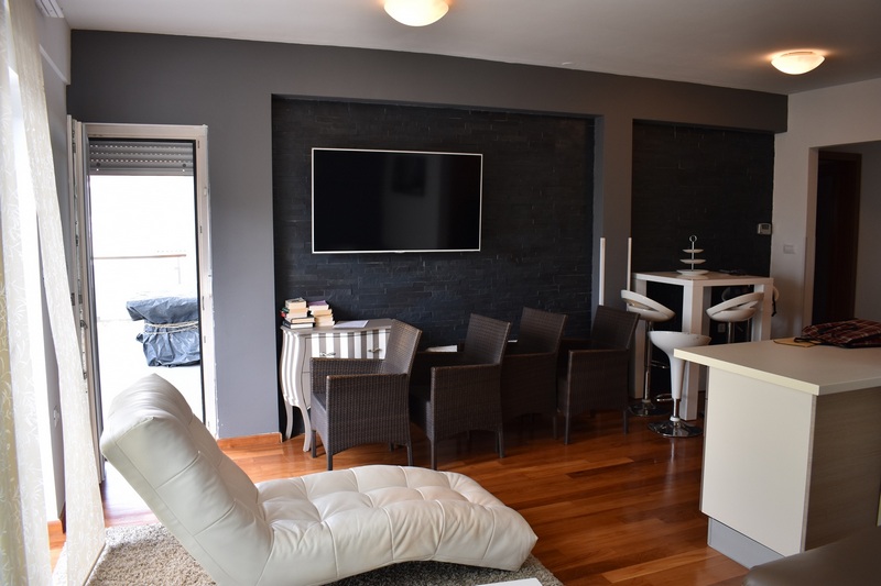 Wohnzimmer und Essbereich des Appartements A1897, das in Kroatien zum Verkauf steht.