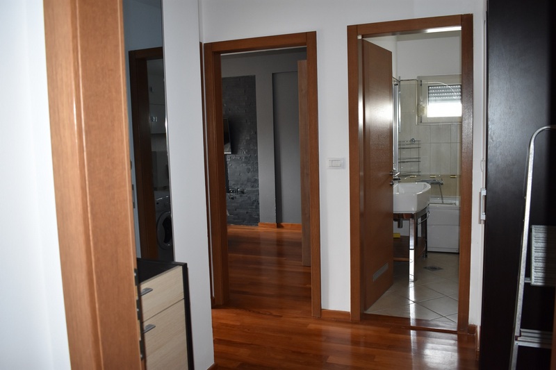 Flur und Eingangsbereich des Appartements A1897, das in Zadar, Kroatien zum Verkauf steht.