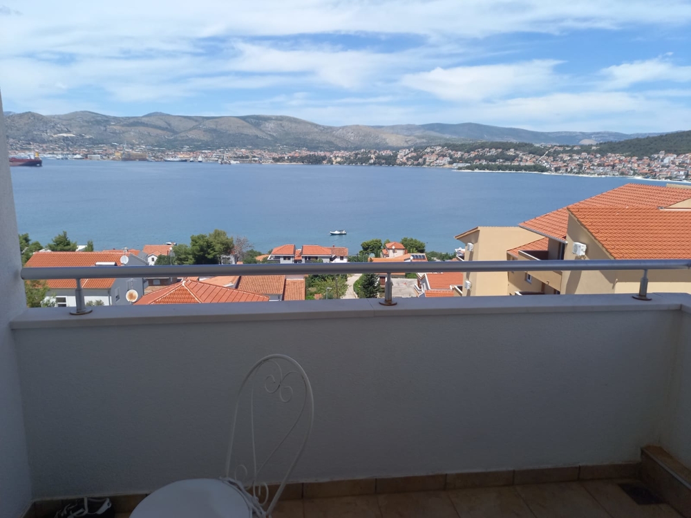 Terrasse mit Meerblick des Appartements A2022 auf der Insel Ciovo in Kroatien - Panorama Scouting.