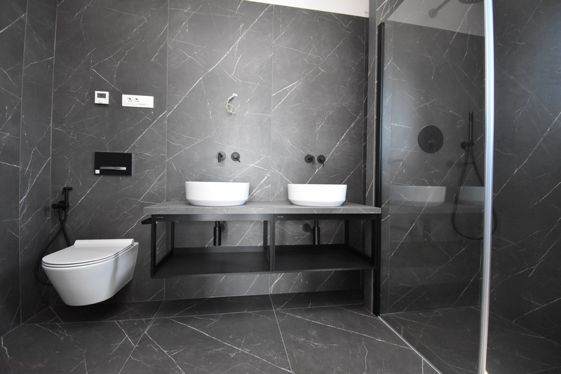 Modernes und hochwertiges Badezimmer des Appartements A2046, Rijeka.