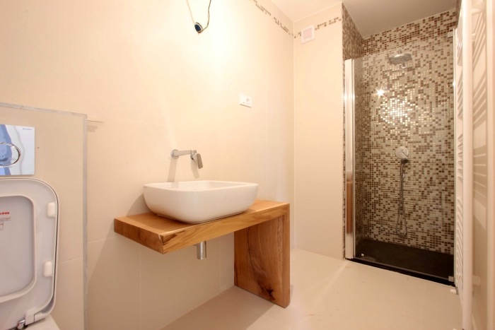 Stilvolles Badezimmer mit hochwertiger Keramik