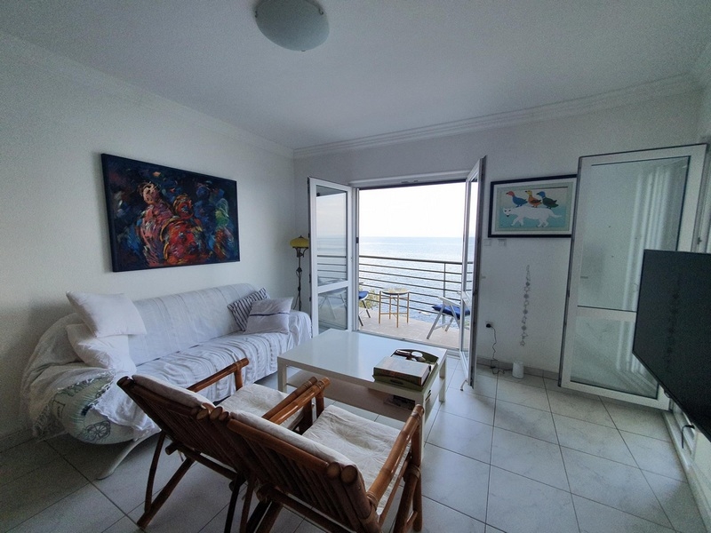 Wohnbereich mit Blick auf die Terrasse und das Meeresufer - Immobilie A2170, Insel Korcula.