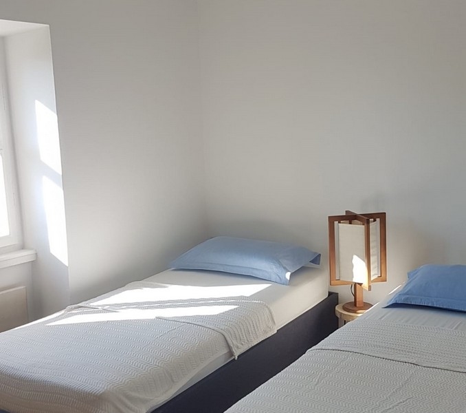 Auf diesem Bild sieht man das attraktive und komfortable Schlafzimmer der Immobilie A2300, die in Rovinj zum Verkauf steht.
