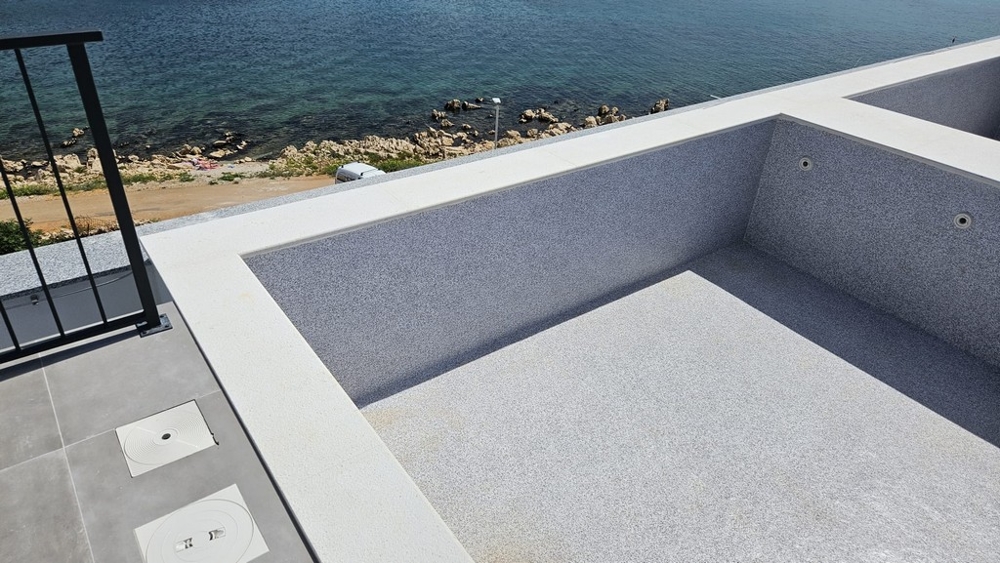 Swimmingpool auf der Dachterrasse direkt am Meer.