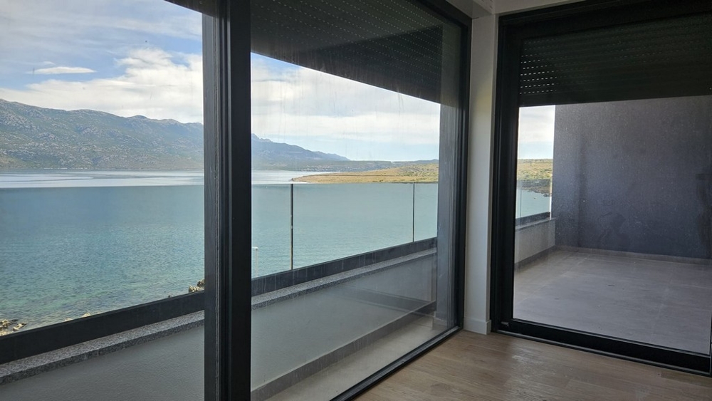 Wohnzimmer im modernen Neubau in der ersten Reihe zum Meer mit tollem Meerblick.