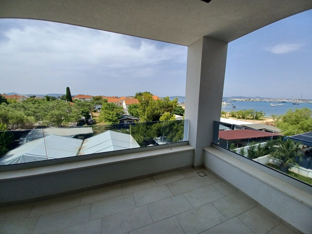 Auf diesem Bild sieht man das attraktive und komfortable Badezimmer der Immobilie A2497, die in Zadar zum Verkauf steht.