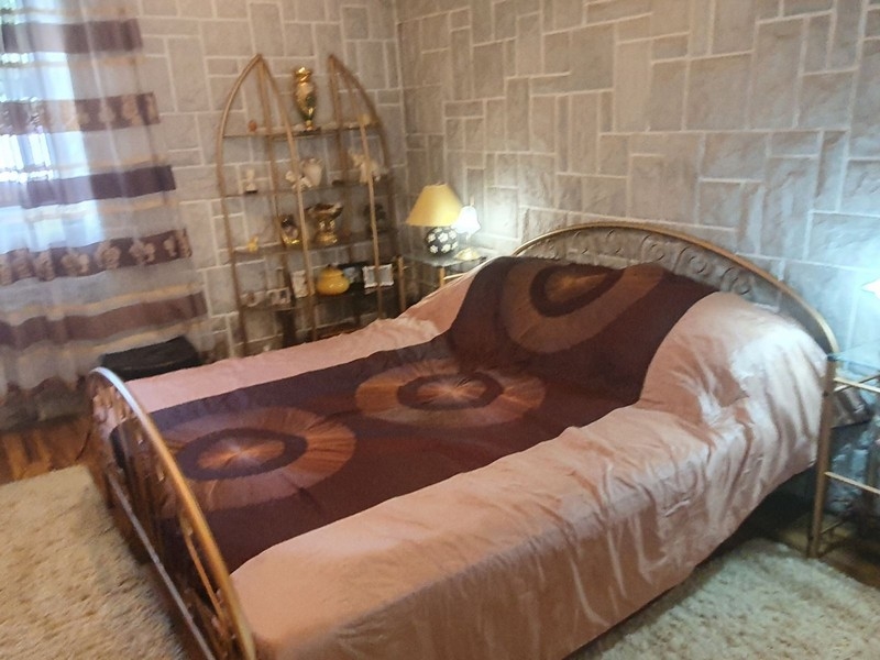 Auf diesem Bild sieht man das attraktive und komfortable Schlafzimmer der Immobilie A2658, die in Rijeka zum Verkauf steht.