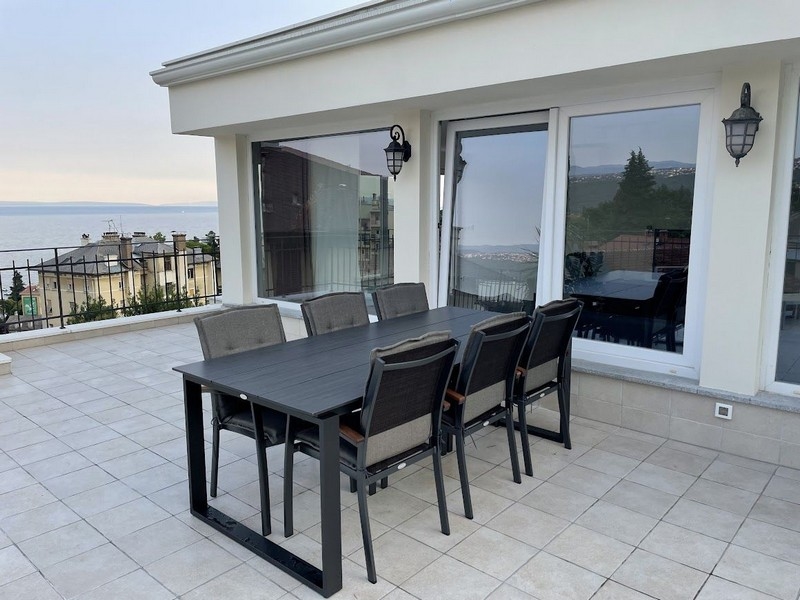 Terrasse der Immobilie A2706, die in Opatija, Kroatien zum Verkauf steht - Panorama Scouting.