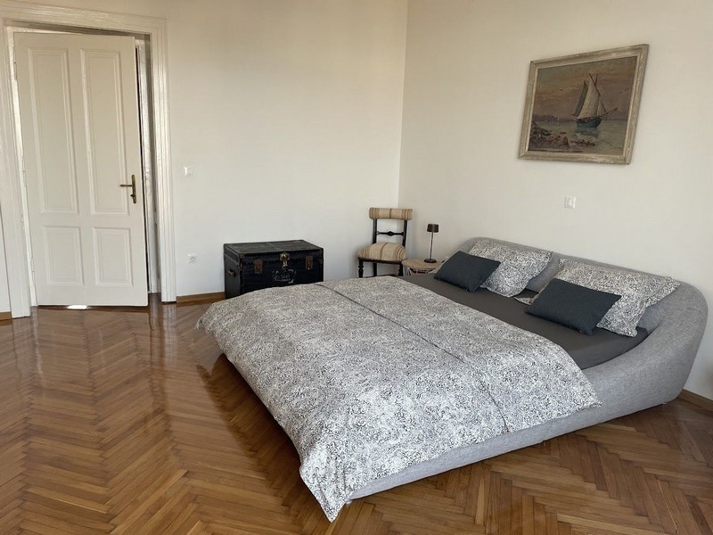 Auf diesem Bild sieht man das attraktive und komfortable Schlafzimmer der Immobilie A2706, die in Opatija zum Verkauf steht.