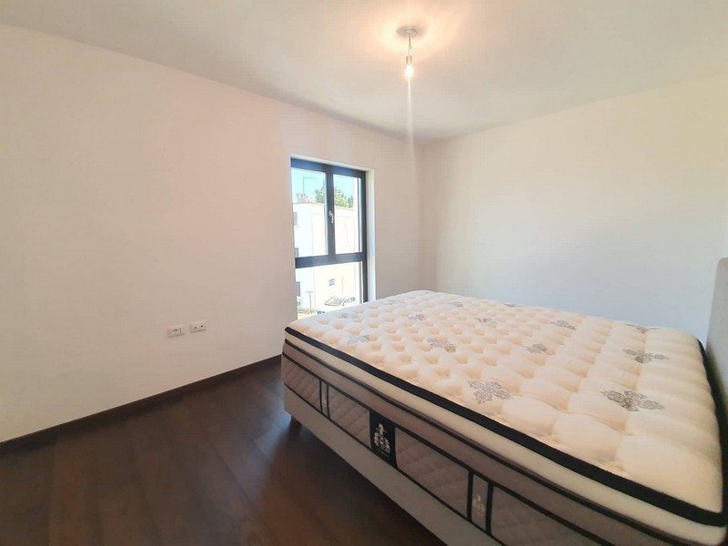 Auf diesem Bild sieht man das attraktive und komfortable Schlafzimmer der Immobilie A2709, die in Porec zum Verkauf steht.