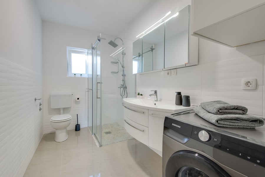 Auf diesem Bild sieht man das attraktive und komfortable Badezimmer der Immobilie A2717, die in Opatija zum Verkauf steht.