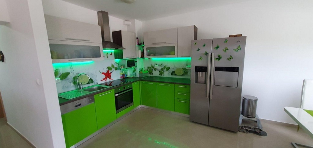 Moderne Küche mit grüner LED-HIntergrundbeleuchtung.