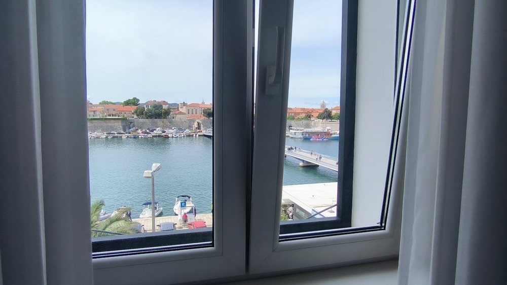 Meerblick vom Fenster der Wohnung A2860 im Stadtzentrum von Zadar, Kroatien.