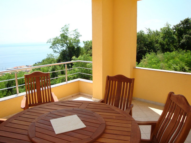 Terrasse mit Meerblick des Objekts A2863, das in Kroatien (Opatija) zu verkaufen ist.