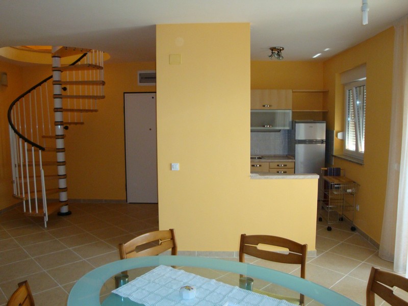 Essbereich und Treppen ins Obergeschoss - Appartement A2863, Kroatien.