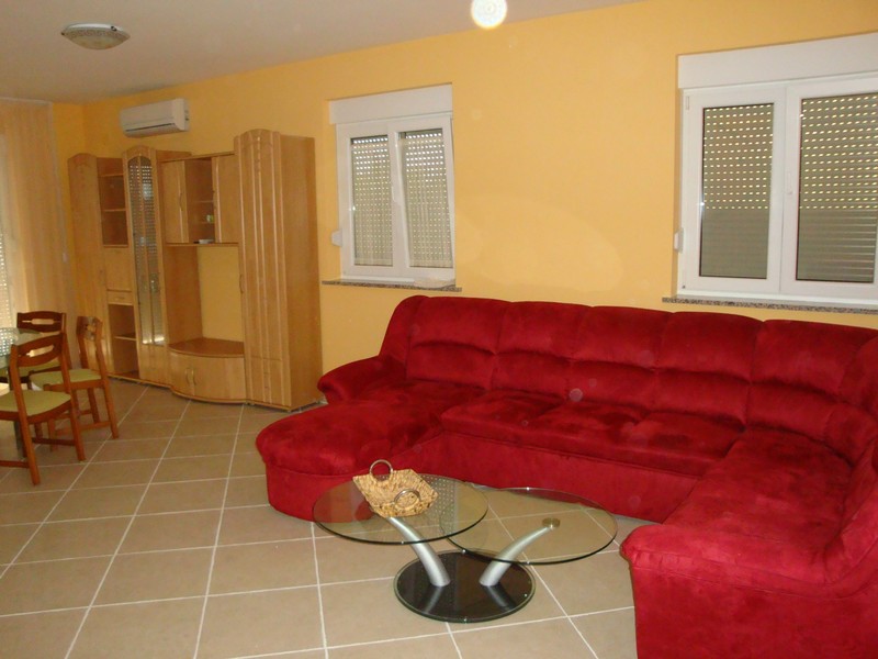 Wohnbereich mit roter Couch.