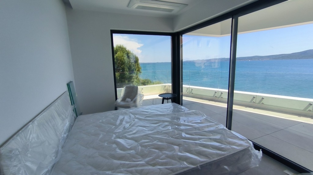 Blick auf das Meer vom Schlafzimmer mit einem neuen Doppelbett.