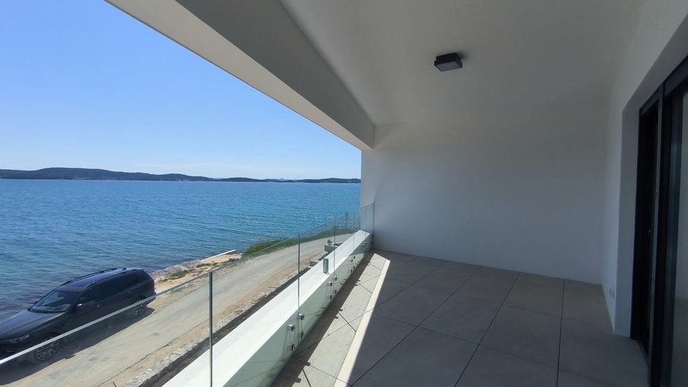 Terrasse mit wunderschöner Sicht auf das Meer von der Immobilie A2898, die in Kroatien zum Verkauf steht.