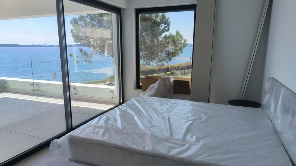 Schlafzimmer mit Terrasse und Blick auf das Meer. 