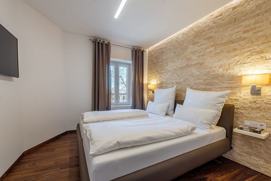 Schlafzimmer mit Fenster und hochwertiger Ausstattung