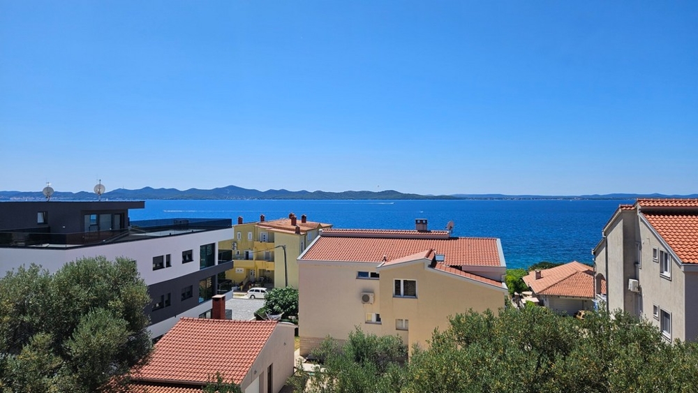 Nochmals der Panorama-Meerblick von der Terrasse des Appartements, das in Kroatien verkauft wird.
