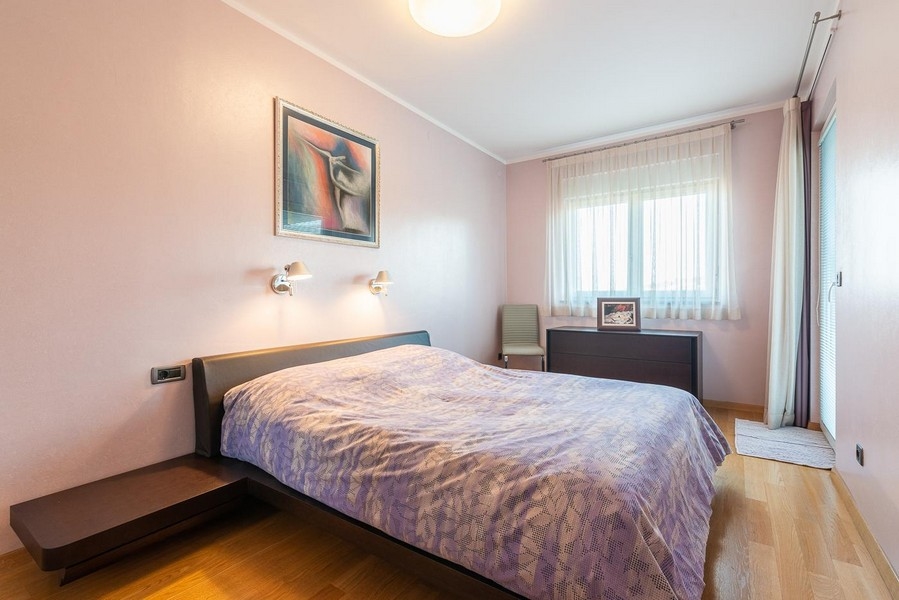Gemütliches Doppelbett im Schlafzimmer der Immobilie A2987, Kroatien.
