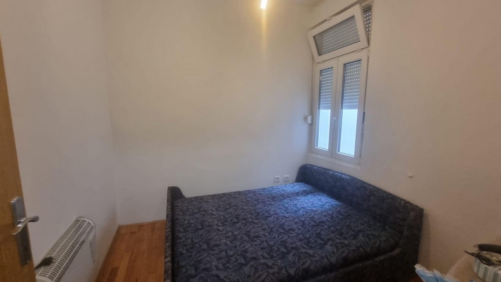 Schlafzimmer mit einem Doppelbett. Immobilie A2988 in Crikvenica.