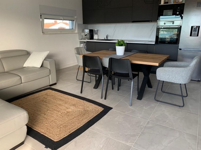 Modern eingerichtetes Wohnzimmer des Appartements A3044, das in Istrien zum Verkauf angeboten wird. 
