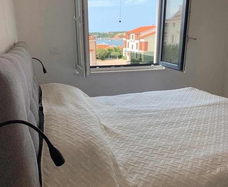 Meerblick vom Bett des Appartements A3044, das in Istrien zum Verkauf angeboten wird.