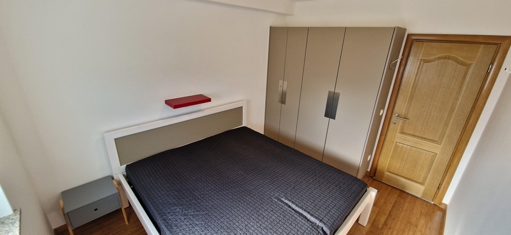 Helles Schlafzimmer mit Doppelbett