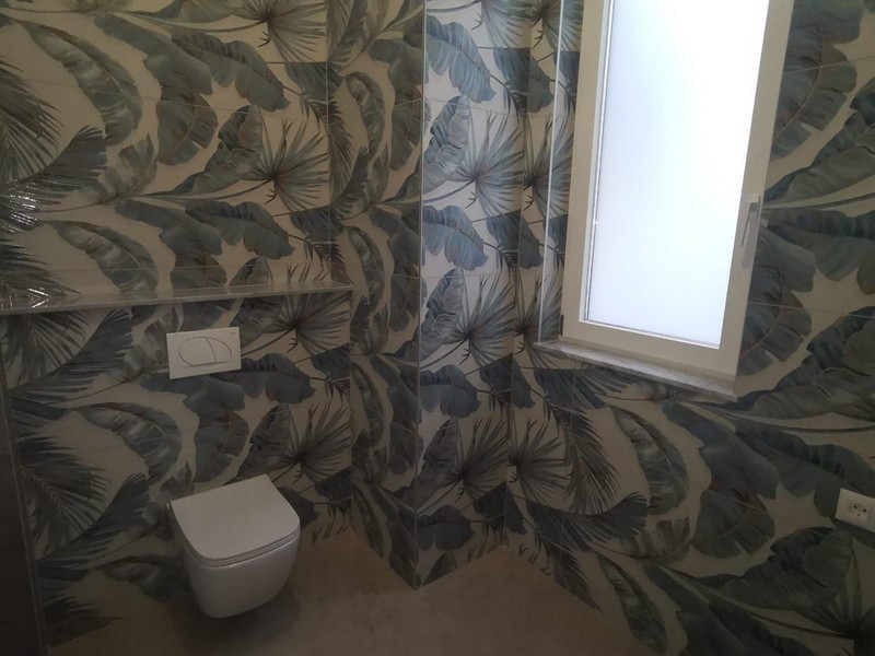 Moderne Badezimmer mit hochwertiger Installation 
