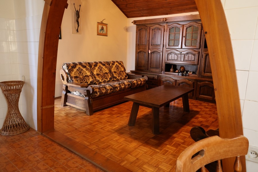 Geräumiges Wohnzimmer mit Holzmöbeln und Zugang zum Essbereich in einer Immobilie in Vodice, Kroatien