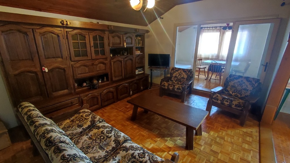 Essbereich mit einfachem Holztisch und Stühlen in einer Wohnung in Vodice, Kroatien