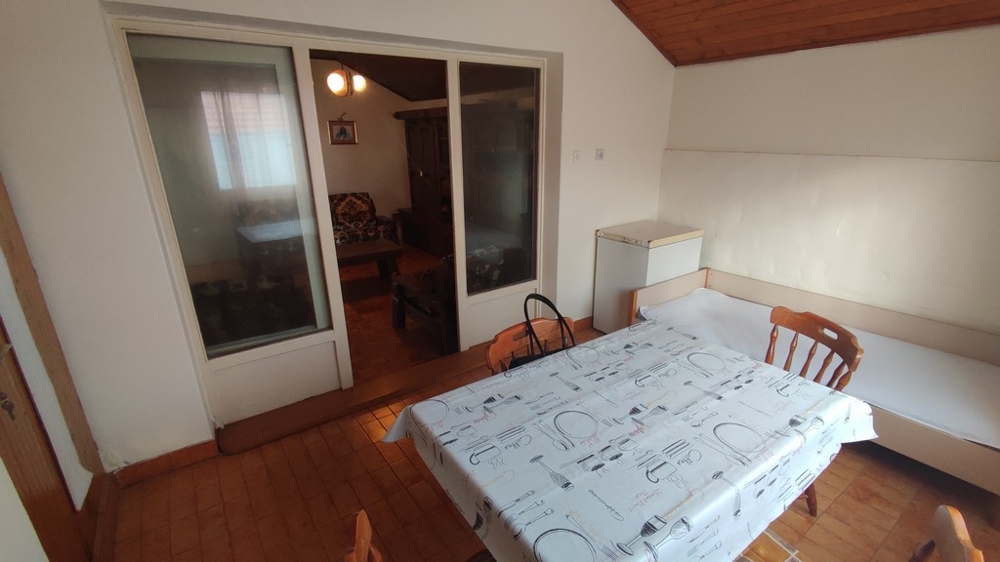 Schlafzimmer mit Doppelbett und Terrassenzugang in einer Wohnung in Vodice, Kroatien