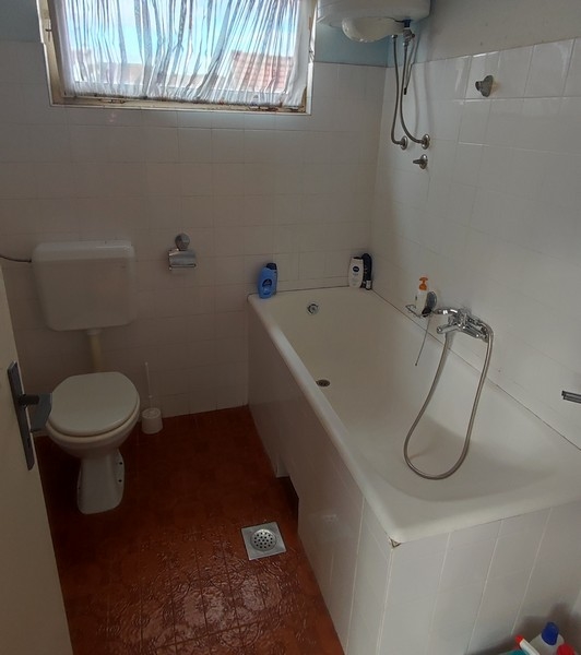 Badezimmer mit Badewanne und Toilette in einer Wohnung im alten Steinhaus in Vodice