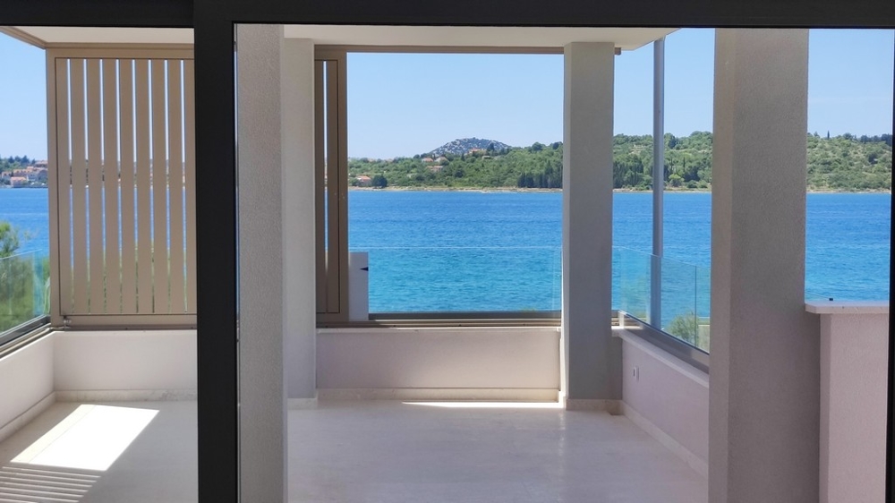 Immobilien Kroatien - Modernes Penthouse mit geräumigem, offenen Wohnbereich, bodentiefen Fenstern und direktem Meerblick, angeboten von Panorama Scouting.