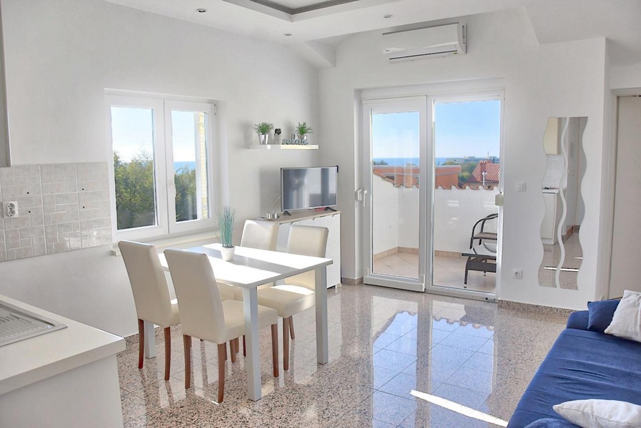 Helles Dachgeschoss-Apartment mit Meerblick in Istrien zum Kaufen