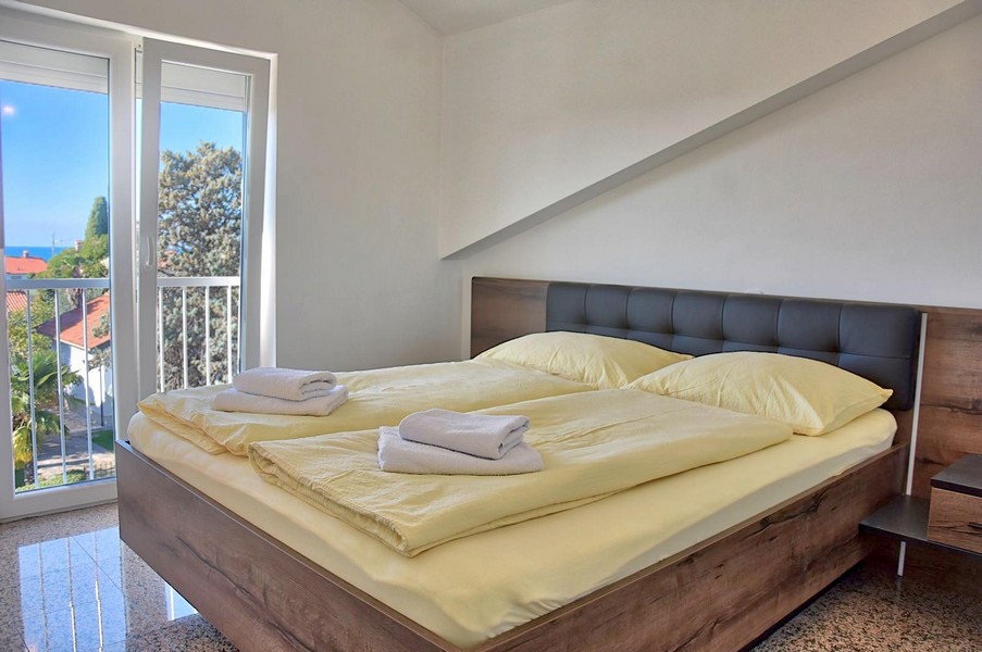 Hauptschlafzimmer mit großem Fenster und Meerblick in Istrien, Immobilien