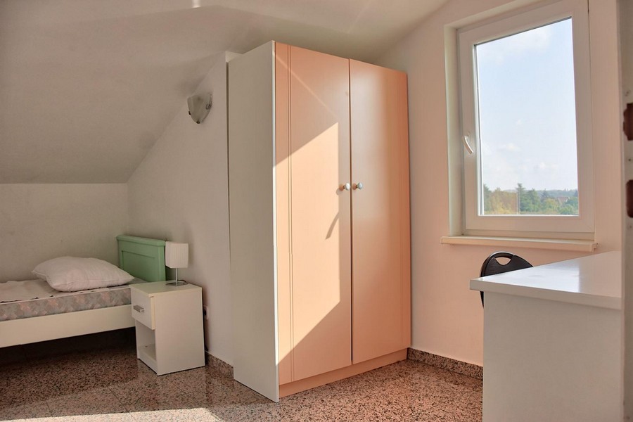 Zweites Schlafzimmer mit Einzelbett und Schreibtisch in Istrien Wohnung