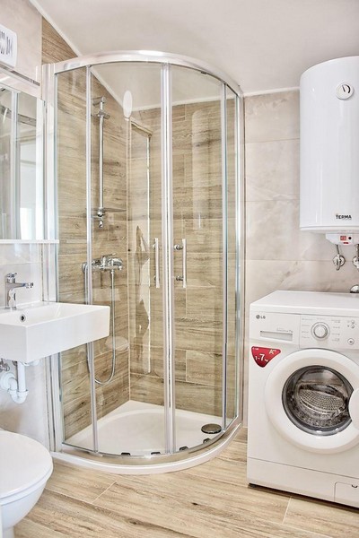 Badezimmer mit Duschkabine und Waschmaschine in Wohnung, Istrien zu verkaufen