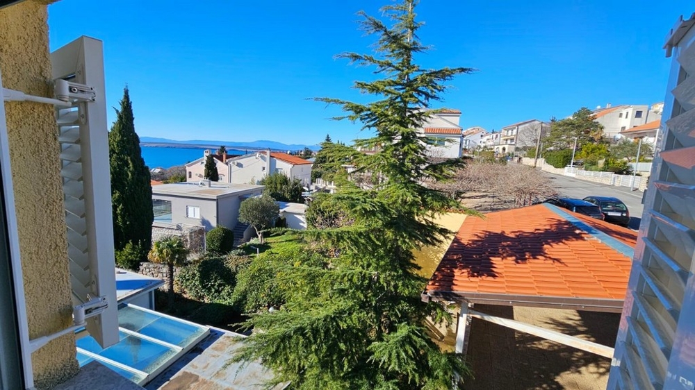 Blick aus dem Fenster einer Immobilie in Kroatien auf das Meer und mediterrane Landschaft