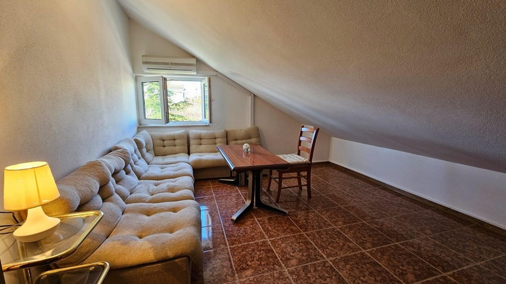 Wohnzimmer unter dem Dach einer Immobilie in Kroatien mit bequemen Sofas