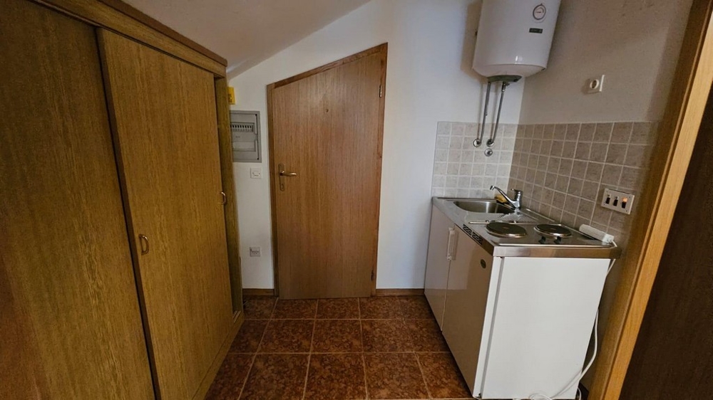 Kompakte Küchenzeile einer Immobilie in Kroatien mit Holzschränken