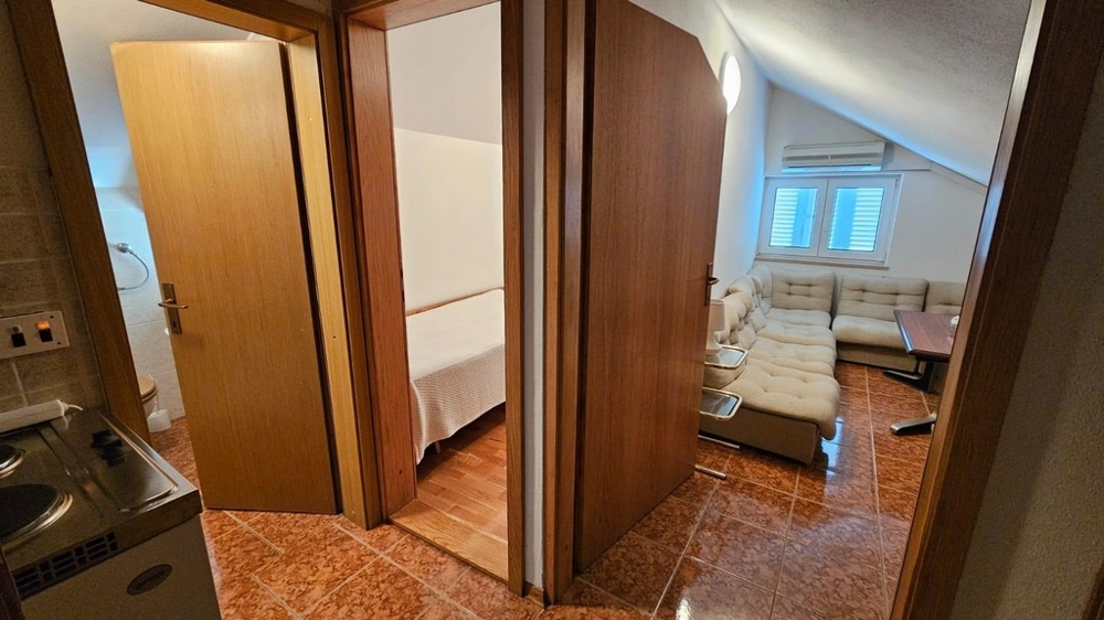 Raumteilung in einer kroatischen Immobilie mit Einblick in Wohn- und Schlafbereich