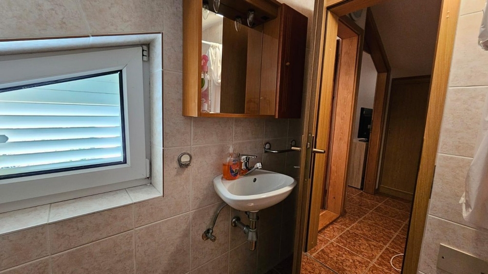 Badezimmer einer Immobilie in Kroatien mit Duschkabine und modernen Armaturen