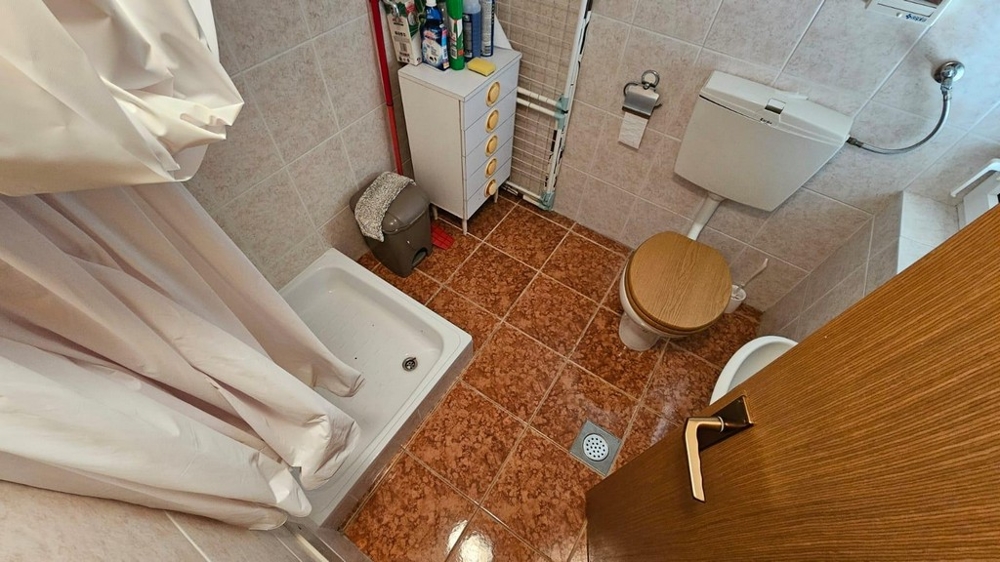 Toilette und Dusche in einem Badezimmer einer Immobilie in Kroatien