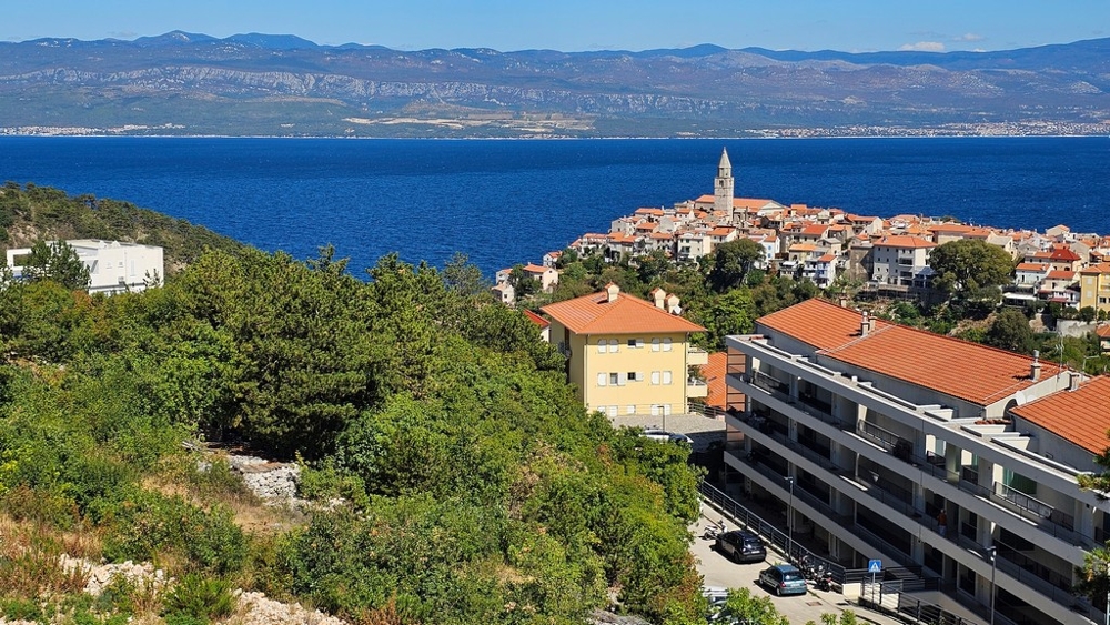 Altstadt von Vrbnik mit Kirchturm vor dem Meer, Lage des Appartements A3481 auf der Insel Krk