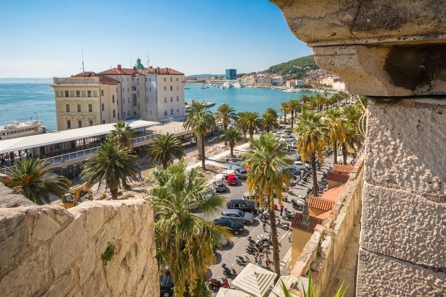 Altstadt von Split mit Hafen und Meerblick in Kroatien