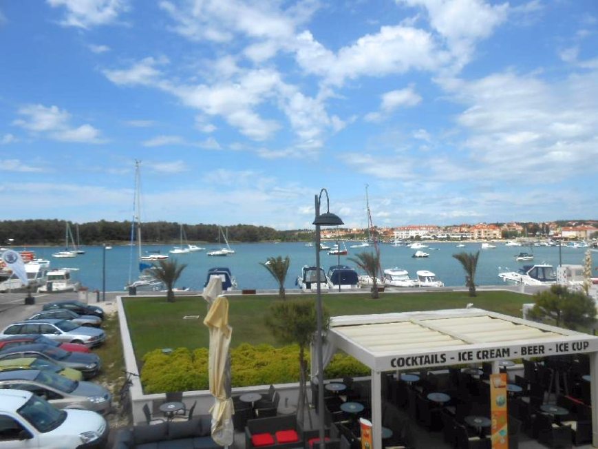 Nochmals der Blick auf Uferpromenade und Meer von der Wohung zum Verkauf in Kroatien, Medulin