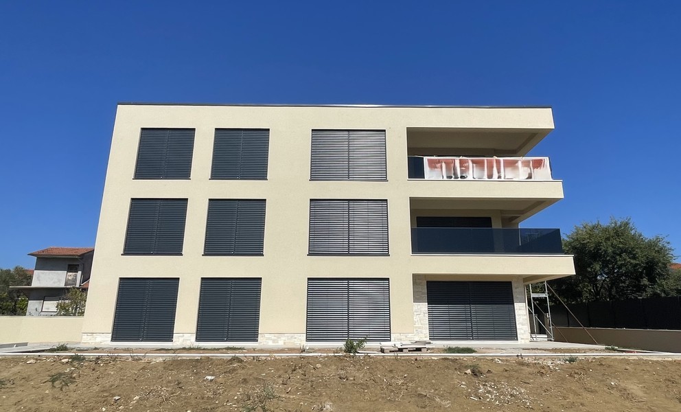 Neues Wohnhaus mit drei Wohnungen in Vodice, Dalmatien